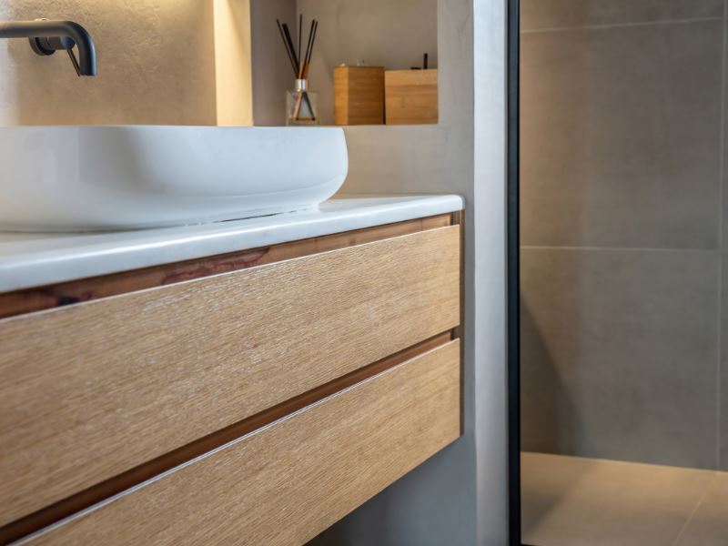 הרימו את חדר האמבטיה שלכם עם ארונות אמבטיה מעץ מלא