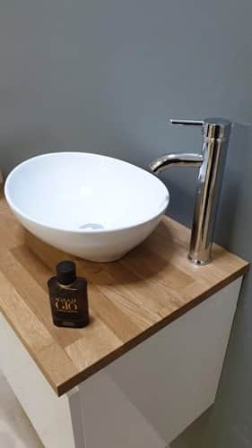 ארון אמבטיה תלוי לפי מידה רוחב עומק וצבע לפי בחירתך עם משטח עץ מלא להנחת כיור מונח דגם גל