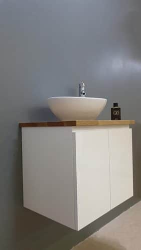 ארון אמבטיה תלוי לפי מידה רוחב עומק וצבע לפי בחירתך עם משטח עץ מלא להנחת כיור מונח דגם גל