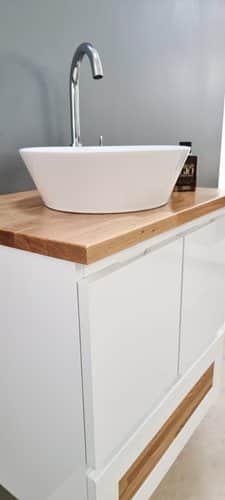 ארון אמבטיה תלוי לפי מידה רוחב עומק וצבע לפי בחירתך עם משטח עץ מלא להנחת כיור מונח דגם איטליה W