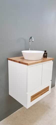 ארון אמבטיה תלוי לפי מידה רוחב עומק וצבע לפי בחירתך עם משטח עץ מלא להנחת כיור מונח דגם איטליה W