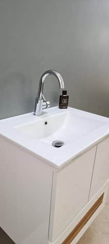 ארון אמבטיה תלוי לפי מידה רוחב עומק וצבע לפי בחירתך עם כיור משטח חרס שקוע דגם פארוס W