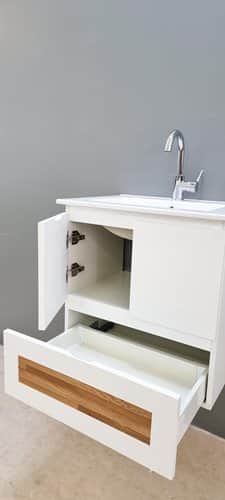 ארון אמבטיה תלוי לפי מידה רוחב עומק וצבע לפי בחירתך עם כיור משטח חרס שקוע דגם פארוס W