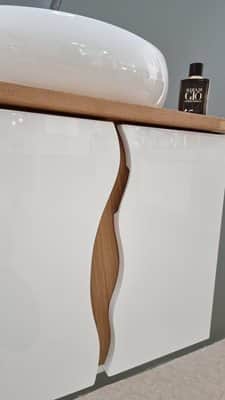 ארון אמבטיה תלוי לפי מידה רוחב עומק וצבע לפי בחירתך עם משטח עץ מלא להנחת כיור מונח דגם קובר W