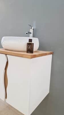 ארון אמבטיה תלוי לפי מידה רוחב עומק וצבע לפי בחירתך עם משטח עץ מלא להנחת כיור מונח דגם קובר W