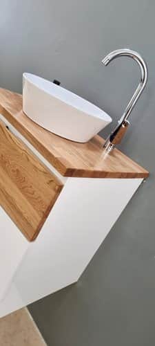 ארון אמבטיה תלוי לפי מידה רוחב עומק וצבע לפי בחירתך עם משטח עץ מלא להנחת כיור מונח דגם דלוויק W