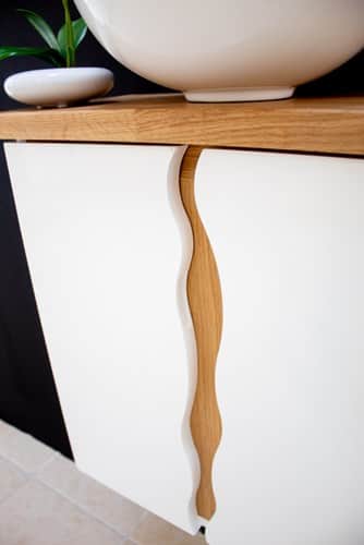 ארון אמבטיה תלוי לפי מידה רוחב עומק וצבע לפי בחירתך עם משטח עץ מלא להנחת כיור מונח דגם שיאמן W