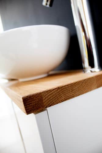 ארון אמבטיה תלוי לפי מידה רוחב עומק וצבע לפי בחירתך עם משטח עץ מלא להנחת כיור מונח דגם שיאמן W