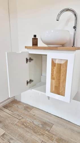 ארון אמבטיה תלוי לפי מידה רוחב עומק וצבע לפי בחירתך עם משטח עץ מלא להנחת כיור מונח דגם ליטא W