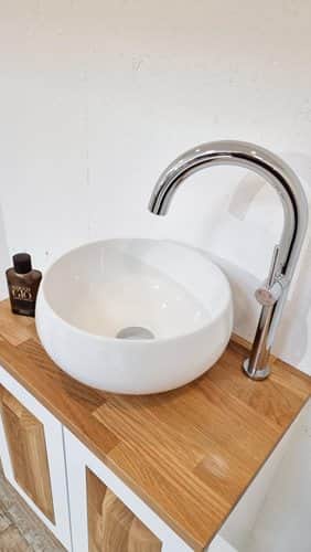 ארון אמבטיה תלוי לפי מידה רוחב עומק וצבע לפי בחירתך עם משטח עץ מלא להנחת כיור מונח דגם ליטא W