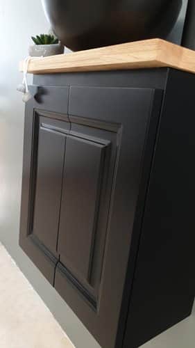 ארון אמבטיה תלוי לפי מידה רוחב עומק וצבע לפי בחירתך עם משטח עץ מלא להנחת כיור מונח דגם רומיו W