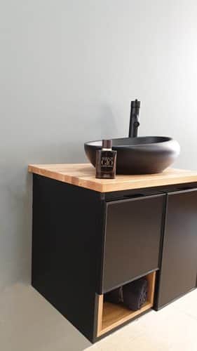 ארון אמבטיה תלוי לפי מידה רוחב עומק וצבע לפי בחירתך עם משטח עץ מלא להנחת כיור מונח דגם זוק W