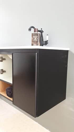 ארון אמבטיה תלוי לפי מידה רוחב עומק וצבע לפי בחירתך עם כיור משטח חרס שקוע דגם רותי W