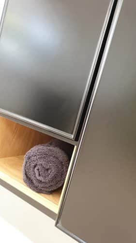 ארון אמבטיה תלוי לפי מידה רוחב עומק וצבע לפי בחירתך עם כיור משטח חרס שקוע דגם רותי W