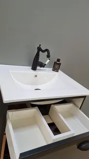 ארון אמבטיה תלוי לפי מידה רוחב וצבע לפי בחירתך עם כיור משטח חרס שקוע דגם רום W