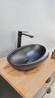 ארון אמבטיה תלוי לפי מידה רוחב עומק וצבע לפי בחירתך עם משטח עץ מלא להנחת כיור מונח דגם גפני W