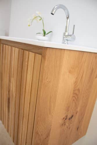 ארון אמבטיה תלוי לפי מידה רוחב ועומק לפי בחירתך עשוי מעץ מלא אלון מבוקע עם כיור משטח חרס שקוע דגם ג'אסבר W