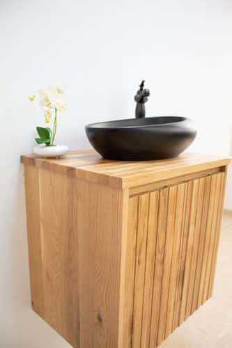 ארון אמבטיה תלוי לפי מידה רוחב ועומק לפי בחירתך עשוי מעץ מלא אלון מבוקע עם משטח להנחת כיור מונח דגם פראג W