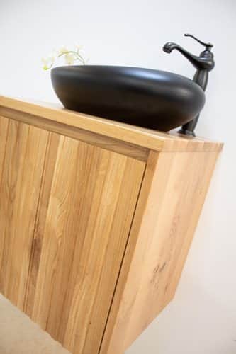 ארון אמבטיה תלוי לפי מידה רוחב ועומק לפי בחירתך עשוי מעץ מלא אלון מבוקע עם משטח להנחת כיור מונח דגם פראג W