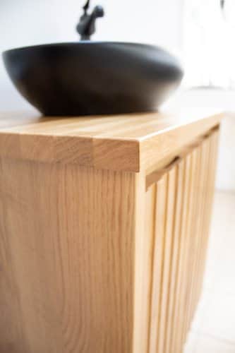 ארון אמבטיה תלוי לפי מידה רוחב ועומק לפי בחירתך עשוי מעץ מלא אלון מבוקע עם משטח להנחת כיור מונח דגם פראג W