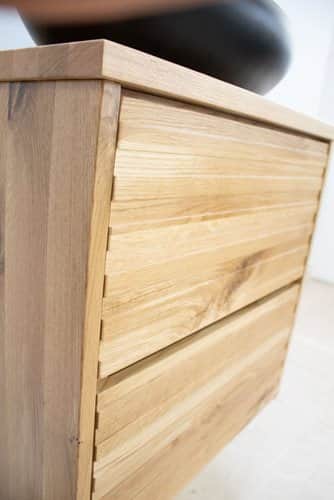 ארון אמבטיה תלוי לפי מידה רוחב ועומק לפי בחירתך עשוי מעץ מלא אלון מבוקע עם משטח להנחת כיור מונח דגם ויסלר W