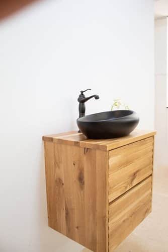 ארון אמבטיה תלוי לפי מידה רוחב ועומק לפי בחירתך עשוי מעץ מלא אלון מבוקע עם משטח להנחת כיור מונח דגם ויסלר W