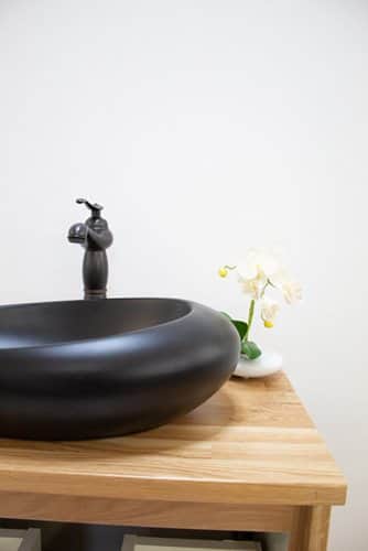 ארון אמבטיה תלוי לפי מידה רוחב ועומק לפי בחירתך עשוי מעץ מלא אלון מבוקע עם משטח להנחת כיור מונח דגם ויסלר W