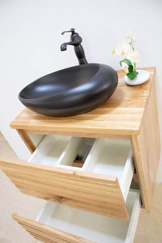 ארון אמבטיה תלוי לפי מידה רוחב ועומק לפי בחירתך עשוי מעץ מלא אלון מבוקע עם משטח להנחת כיור מונח דגם ויסלר W