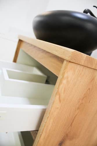 ארון אמבטיה תלוי לפי מידה רוחב ועומק לפי בחירתך עשוי מעץ מלא אלון מבוקע עם משטח להנחת כיור מונח דגם ויסלר W