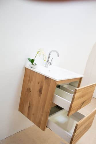 ארון אמבטיה תלוי לפי מידה רוחב ועומק לפי בחירתך עשוי מעץ מלא אלון מבוקע עם כיור משטח חרס שקוע דגם בארי W