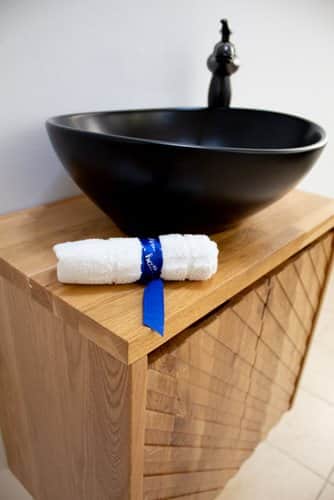 ארון אמבטיה תלוי לפי מידה רוחב ועומק לפי בחירתך עשוי מעץ מלא אלון מבוקע עם משטח להנחת כיור מונח דגם קומו W