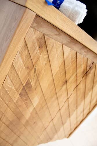 ארון אמבטיה תלוי לפי מידה רוחב ועומק לפי בחירתך עשוי מעץ מלא אלון מבוקע עם משטח להנחת כיור מונח דגם קומו W