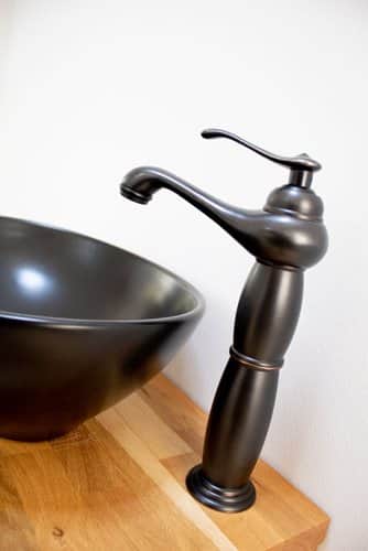 ארון אמבטיה תלוי לפי מידה רוחב ועומק לפי בחירתך עשוי מעץ מלא אלון מבוקע עם משטח להנחת כיור מונח דגם קומו W