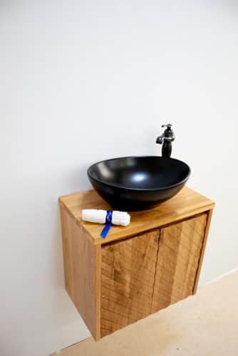 ארון אמבטיה תלוי לפי מידה רוחב ועומק לפי בחירתך עשוי מעץ מלא אלון מבוקע עם משטח להנחת כיור מונח דגם קומו W