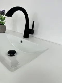 ארון אמבטיה תלוי רוחב 60, 80, 100 ס"מ לבחירתך בעומק 46 ס"מ עשוי מעץ מלא אלון מבוקע עם כיור משטח חרס שקוע דגם סלוניקי