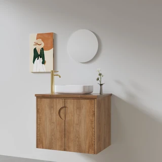 ארון אמבטיה תלוי רוחב 55 ס"מ בעומק 33 ס"מ עשוי מעץ מלא אלון מבוקע עם משטח עץ מלא להנחת כיור מונח דגם R55-55