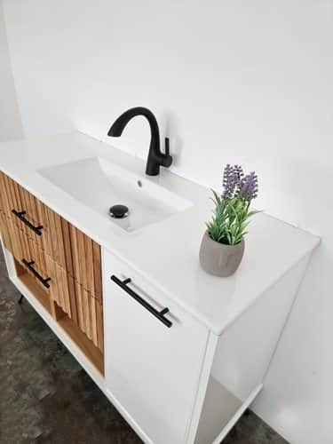 ארון אמבטיה עומד רוחב 120 ס"מ בעומק 46 ס"מ צבע לבן מט עם כיור משטח חרס שקוע דגם בנגקוק 120