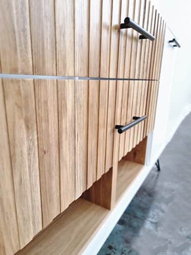 ארון אמבטיה עומד רוחב 120 ס"מ בעומק 46 ס"מ צבע לבן מט עם כיור משטח חרס שקוע דגם בנגקוק 120