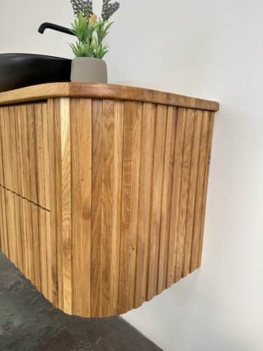 ארון אמבטיה תלוי רוחב 120 ס"מ בעומק 46 ס"מ עשוי מעץ מלא אלון מבוקע עם משטח להנחת כיור מונח דגם בורגוז 120