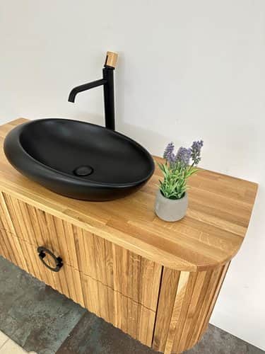 ארון אמבטיה תלוי רוחב 120 ס"מ בעומק 46 ס"מ עשוי מעץ מלא אלון מבוקע עם משטח להנחת כיור מונח דגם בורגוז 120