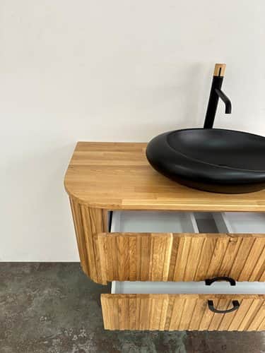 ארון אמבטיה תלוי רוחב 120 ס"מ בעומק 46 ס"מ עשוי מעץ מלא אלון מבוקע עם משטח להנחת כיור מונח דגם בורגוז 120