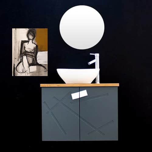 ארון אמבטיה תלוי רוחב 70 ס"מ בעומק 33 ס"מ צבע אפור מט עם משטח עץ מלא להנחת כיור מונח דגם רומניה 70