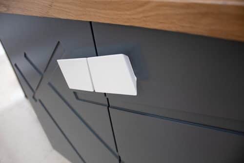 ארון אמבטיה תלוי רוחב 70 ס"מ בעומק 33 ס"מ צבע אפור מט עם משטח עץ מלא להנחת כיור מונח דגם רומניה 70