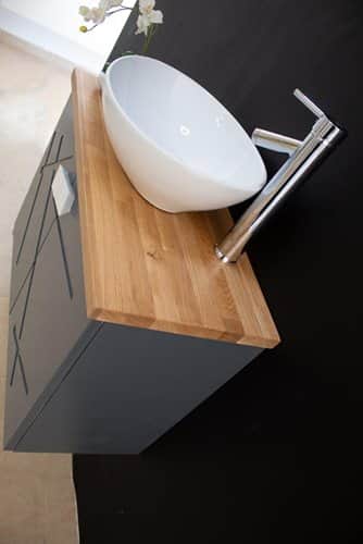 ארון אמבטיה תלוי רוחב 70 ס"מ בעומק 33 ס"מ צבע אפור מט עם משטח עץ מלא להנחת כיור מונח דגם רומניה 70