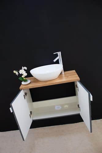 ארון אמבטיה תלוי רוחב 70 ס"מ בעומק 33 ס"מ צבע אפור מט עם משטח עץ מלא להנחת כיור מונח דגם רומניה 70