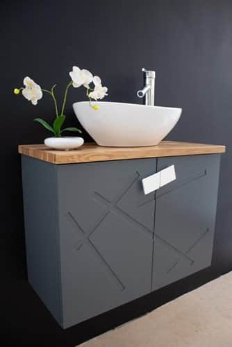 ארון אמבטיה תלוי רוחב 70 ס"מ בעומק 33 ס"מ צבע אפור מט עם משטח עץ מלא להנחת כיור מונח דגם רומניה 70