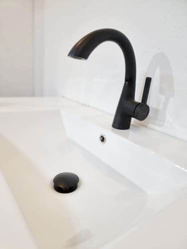 ארון אמבטיה תלוי רוחב 100 ס"מ בעומק 46 ס"מ צבע שחור מט עם כיור משטח חרס שקוע דגם מילאנו 100