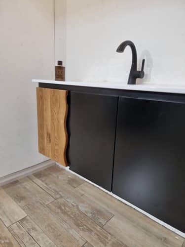 ארון אמבטיה תלוי רוחב 100 ס"מ בעומק 46 ס"מ צבע שחור מט עם כיור משטח חרס שקוע דגם מילאנו 100