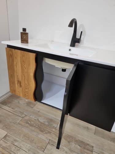 ארון אמבטיה תלוי רוחב 100 ס"מ בעומק 46 ס"מ צבע שחור מט עם כיור משטח חרס שקוע דגם מילאנו 100