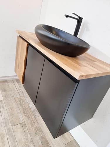 ארון אמבטיה תלוי רוחב 100 ס"מ בעומק 46 ס"מ צבע שחור מט עם משטח עץ מלא להנחת כיור מונח דגם מיאמי 100